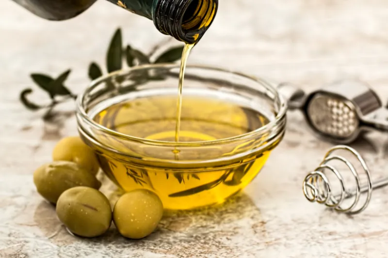 Dầu olive cũng giàu dưỡng chất, chất chống oxy hóa và polyphenols tốt cho sức khỏe