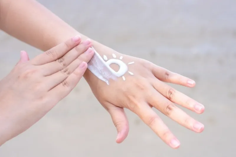 Ưu tiên sản phẩm có kết cấu mỏng nhẹ, không gây bí da